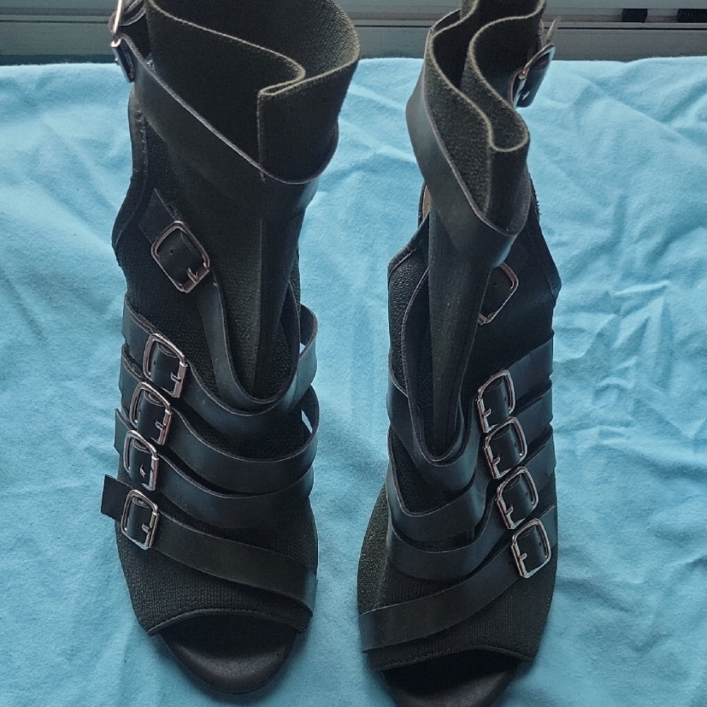 Nicole Miller Boomer heels Olive Green Size 8 1/2